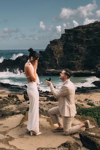Surprise proposal on the rocky coast in Hawaii