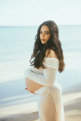 Maternity photoshoot on the beach in Hawaii