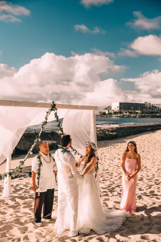 Beach wedding ceremony in Hawaii